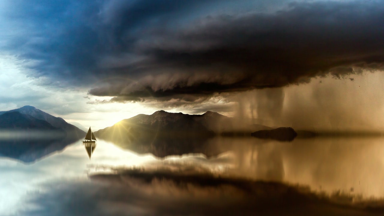 boat facing a large storm needing the best boating apps for weather and safety